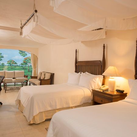 Holiday Inn Merida By Ihg Exterior photo