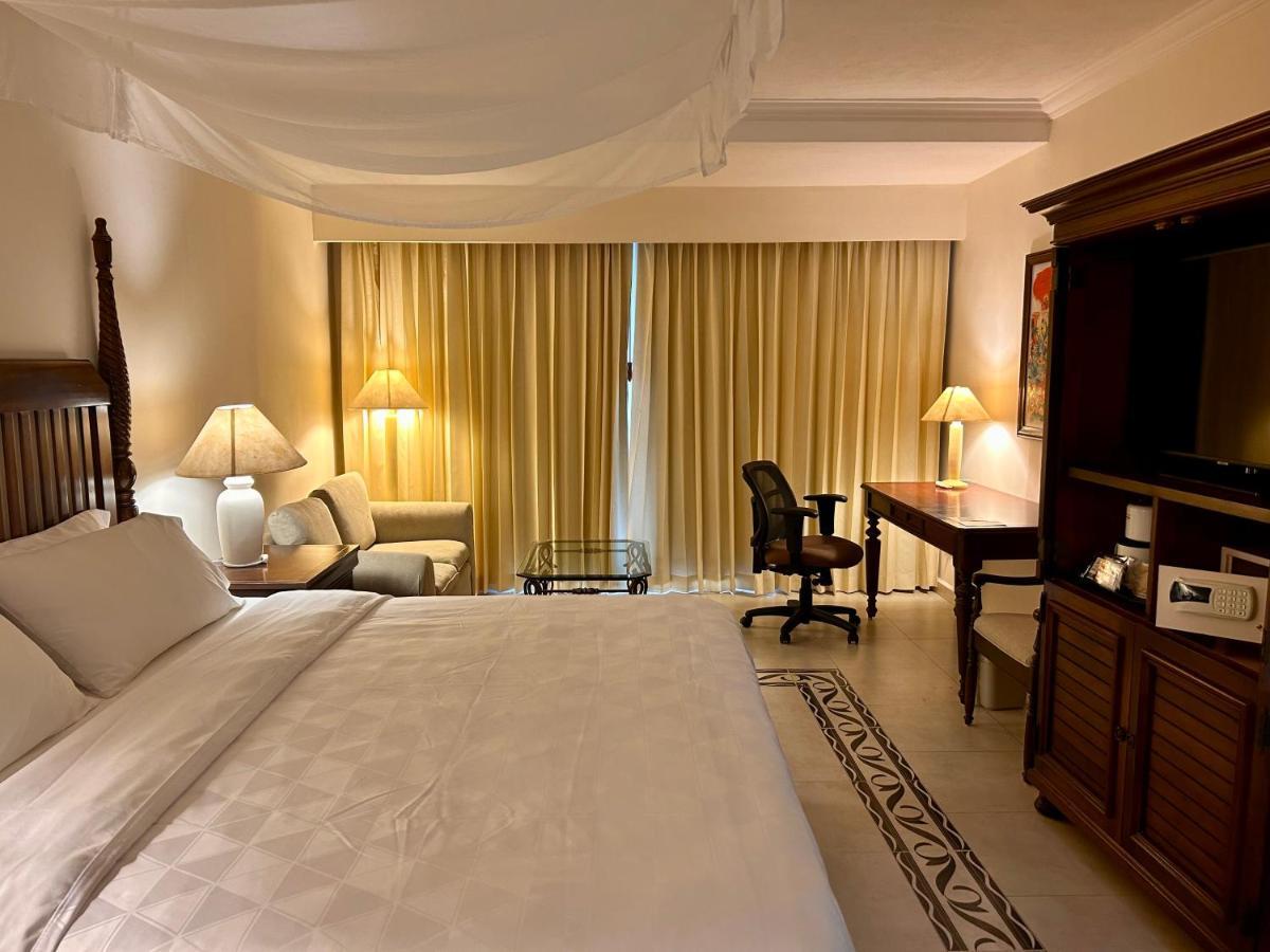 Holiday Inn Merida By Ihg Exterior photo