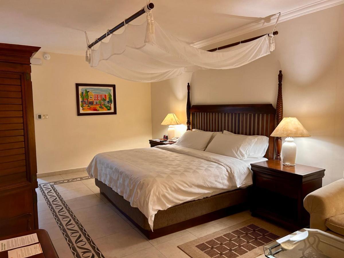 Holiday Inn Merida By Ihg Exterior photo