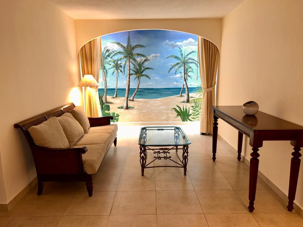 Holiday Inn Merida By Ihg Exterior photo