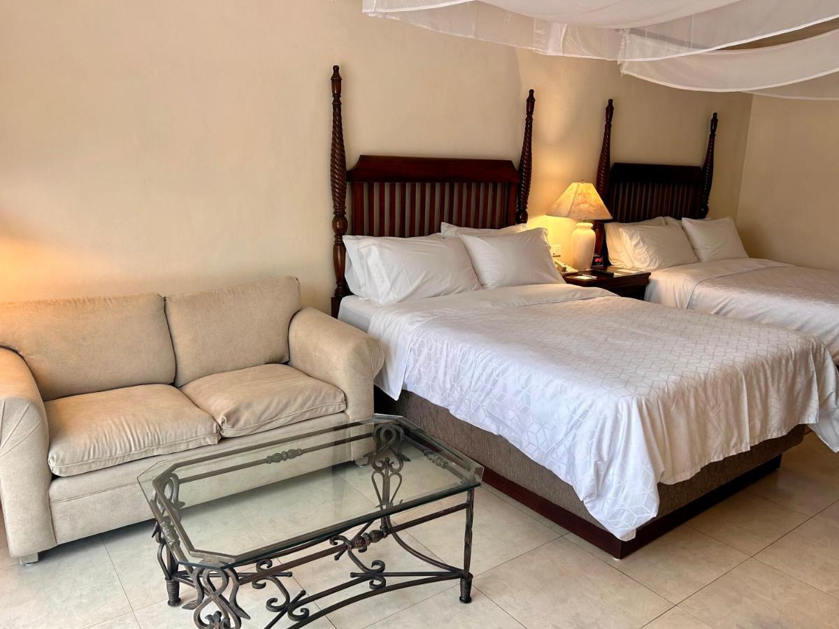 Holiday Inn Merida By Ihg Exterior photo