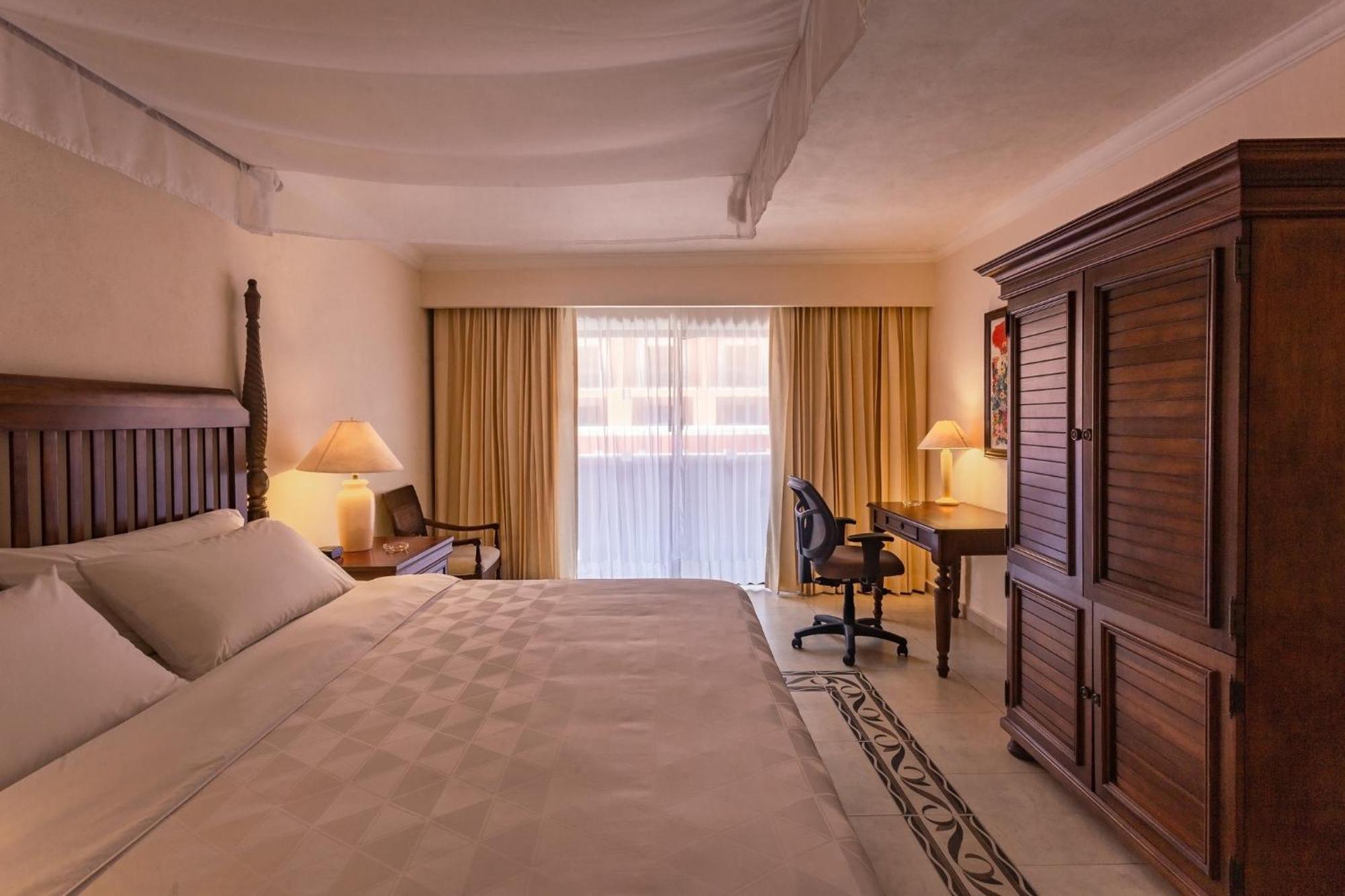 Holiday Inn Merida By Ihg Exterior photo